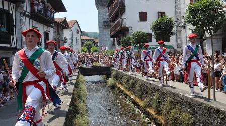 Fotos de la Ezpatadantza durante las fiestas de Lesaka 2026
