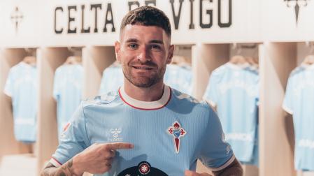 Javi Galán firma su contrato con el Celta tras superar reconocimiento médico