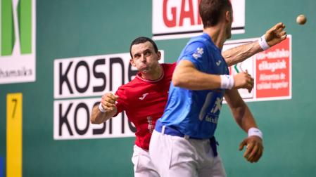 Jokin Altuna golpea de aire ante Laso en la final de ayer.