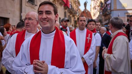 El joven sacerdote pamplonés Santiago Zabalegui Ibero, en la procesión de San Fermín