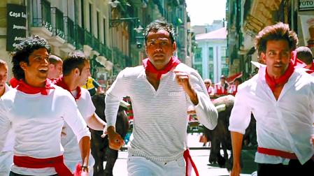 Los tres protagonistas de Zindagi na milegi dobara corren ante los toros en Estafeta, pero en sentido contrario.