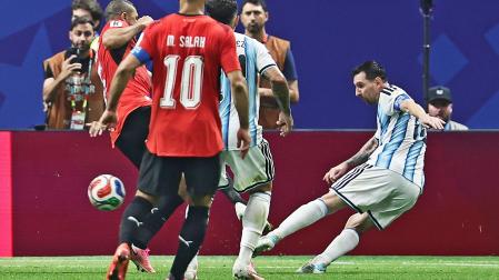 Momento en el que Leo Messi golpea con la zurda el que fue 2-2 contra Egoipto