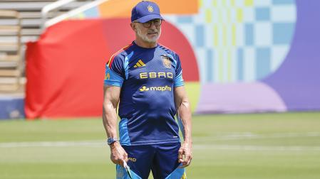 El técnico de la selección española Luis de la Fuente durante el entrenamiento que el combinado español ha realizado este martes 7 de julio en el Estadio Cotton Bowl de Dallas