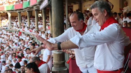 Alberto Núñez Feijóo, con Carlos García Adanero, este martes en la plaza de toros