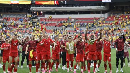 Los jugadores de Suiza festejan la clasificación para cuartos de final del Mundial