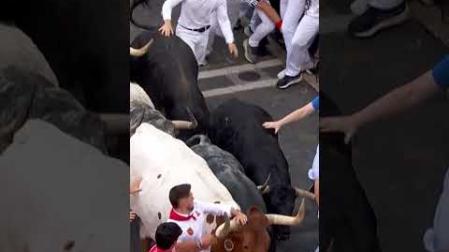 Secuencia en la que un mozo ha sido arrollado en el tramo de Telefónica en el segundo encierro de San Fermín 2026 con los Cebada Gago.