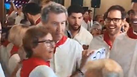 El líder del PP ha llegado al Nuevo Casino Principal de Pamplona acompañado de García Adanero, Sergio Sayas, Javier García o Carmen Alba
