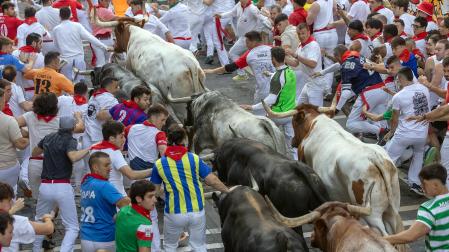 Segundo encierro de San Fermín 2026 con toros de Cebada Gago en la calle Estafeta.