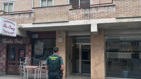 Un agente de la Guardia Civil, frente al edificio desalojado.