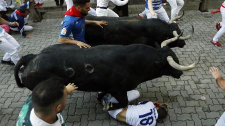 Segundo encierro de San Fermín 2026 con toros de Cebada Gago en la bajada al callejón.