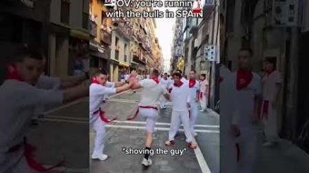 Regresan las imprudencias en los encierros de San Fermín. El usuario de Instagram Andrew Chung ha compartido un vídeo grabado con lo que parecen ser unas gafas durante el primer encierro de estos Sanfermines de 2026, protagonizado por los Fuente Ymbro.
✖️ Recordamos que estas prácticas no están permitidas.