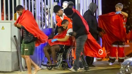 Salvamento Marítimo ha auxiliado esta madrugada a 122 personas que iban hacinadas en una neumática