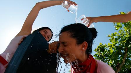 Jóvenes refrescándose en la durante las fiestas de San Fermín en Pamplona
