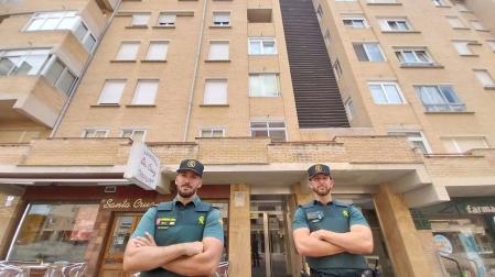 Guardias civiles que han participado en el desalojo del edificio de viviendas de Zizur en el que se ha producido una fuga de gas