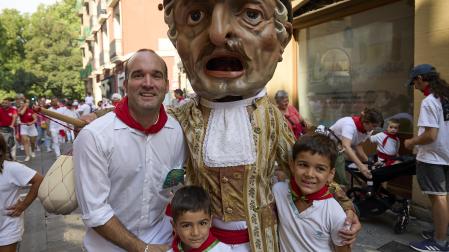 Fotos de la salida de la Comparsa de Gigantes y Cabezudos este 8 de julio de San Fermín 2026