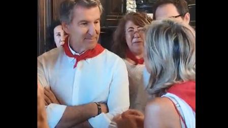 Feijóo conversa con Ibarrola en el Baile de la Alpargata