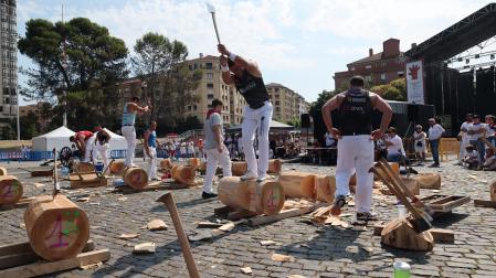 Fotos del deporte rural en la plaza de los Fueros en San Fermín