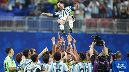 Los compañeros mantean a Leo Messi tras vencer a Egipto en los octavos de final