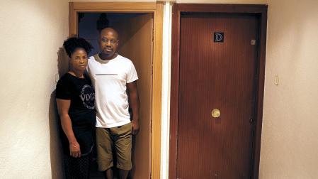 Patience y su marido, Osas, vecinos del piso donde se produjo la fuga