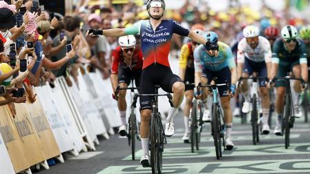 El alemán Olav Kooij celebra la victoria en la meta de Pau