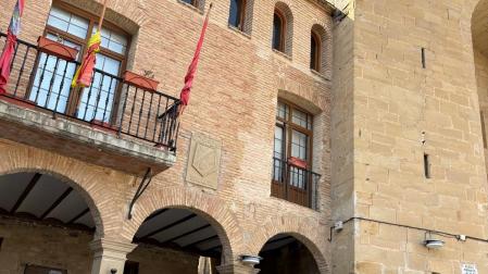 Íñigo Sáenz y Cristina Remírez, ya alcalde y ex alcaldesa, junto a la iglesia de Bargota.