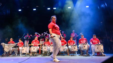 Fotos del concierto de Motxila 21 en la plaza del Castillo en San Fermín 2026