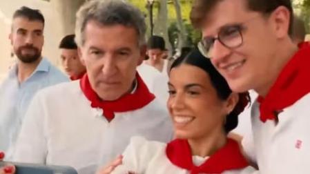 Feijóo se hace un selfie durante su visita a los Sanfermines.