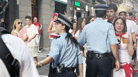 La pamplonesa Clara Galle se encuentra estos días en su ciudad natal para rodar la serie 'Iruña 1997'. La actriz navarra protagoniza junto a Álvaro Cervantes esta serie de seis capítulos que cuenta con la participación de Movistar Plus.