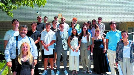 Los 16 alumnos que se graduaron del ciclo de Técnico Superior en productos farmacéuticos, biotecnológicos y afines