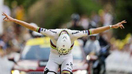 Tadej Pogacar hace una referencia tras cruzar en solitario la meta de la etapa de este jueves, 9 de julio, en el alto del Tourmalet