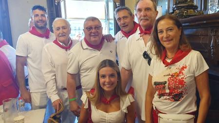 Víctor Manuel Martín (tercero por la izda), Acudió (desde la izda) con Íñigo Domeño (Osasuna), Miguel Setuáin (Casino), Salvador de Pedro, Macian Mediavilla, Ana Bretos y Lucía Elizalde.