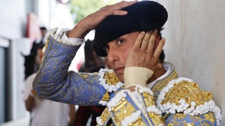 Andrés Roca Rey se coloca la montera antes del comienzo de la corrida de este jueves, 9 de julio, en la Feria del Toro 2026