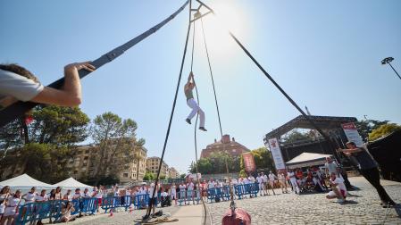 Igor Goienetxe vuela con el levantamiento de fardo de cuarenta y cinco kilos en la Plaza de los Fueros.