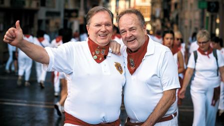 Robin Kelley y Stephen O´Connor, que cumplen cincuenta años consecutivos viniendo a Sanfermines, ayer en la calle Chapitela de Pamplona tras el encierro.