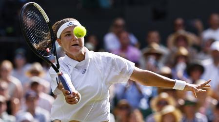 La checa Karolina Muchova devuelve una pelota durante la semifinal contra Coco Gauff