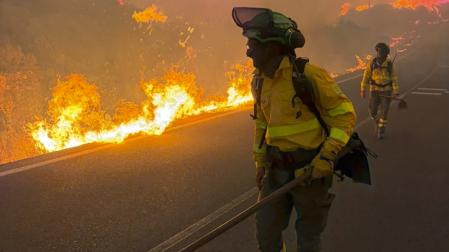 Bomberos trabajan en el incendio en el que 12 personas han muerto en el municipio almeriense de Los Gallardos, en concreto en una pedanía del municipio vecino de Bédar, habiendo sido halladas algunas de las víctimas en el interior de vehículos que fueron alcanzados por las llamas.