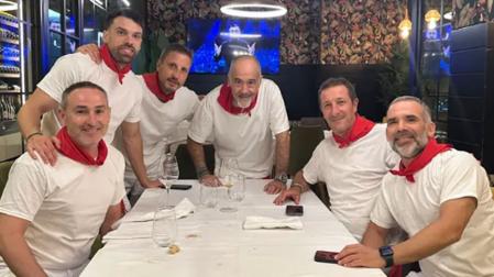 El entrenador de Osasuna, Luis Miguel Ramis, y su equipo técnico posan para la fotografía junto al cocinero Martín Iturri en su restaurante La cuchara de Martín