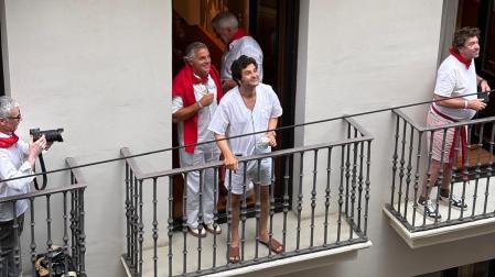 Morante de la Puebla, en un balcón de la calle Estafeta.
