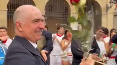 El percusionista Iosu Ziordia recibe el homenaje de sus compañeros de La Pamplonesa.