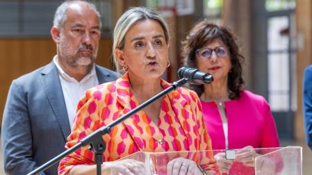 La ministra de Educación, Formación Profesional y Deportes, Milagros Tolón (c), interviene durante su visita a la Facultad de Ciencias del Deporte del campus universitario de Toledo