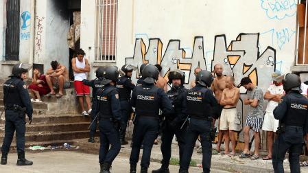 Un robo con violencia cometido a primera hora de este viernes en el barrio pamplonés de Echavacoiz ha desencadenado un importante operativo de la Policía Nacional, en el que han participado 55 agentes de distintas unidades. Los hechos se han producido hacia las 8.45 horas tras un robo con violencia en las inmediaciones del bar Aifu. Varios testigos han asegurado haber visto al presunto autor huir y refugiarse en el edificio abandonado de la antigua ikastola Jaso.