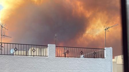 Vista del incendio forestal de Los Gallardos (Almería) desde una de las viviendas que fueron desalojadas en Bédar