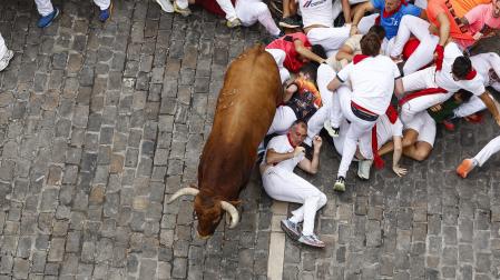 El morlaco de Álvaro Núñez pasa al lado del cuerpo tendido de Enrique Murguialday.