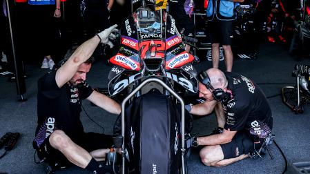 Los técnicos de Aprilia revisan una de las motos durante la jornada de este viernes 10 de julio en Sachsenring