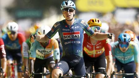 El belga Tim Merlier celebra el triunfo en al séptima etapa del Tour tras imponerse en el esprint de Burdeos