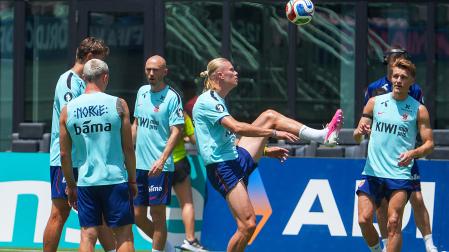 Erling Haaland hace malabares con un balón durante el entrenamiento de Noruega este jueves, 9 de julio