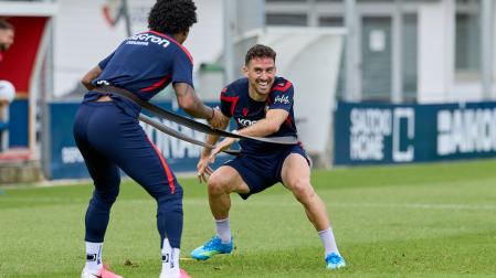 El capitán Kike Barja realiza un ejercicio junto a Valentin Rosier
