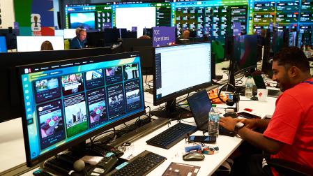 Imagen cedida por Lenovo que muestra a personas trabajando en el Centro de Mando Tecnológico (TCC) ubicado en la sede de la FIFA en Coral Gables, en el condado Miami-Dade (EE.UU.)