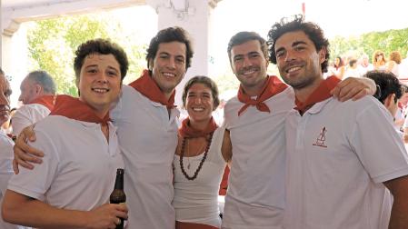 La pamplonesa Ana Iraburu Bonafé con miembros del centro cultural taurino Pablo Aguado