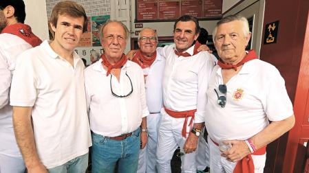Javier Jiménez junto a José García Cebada y otros aficionados